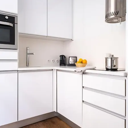 Apartment Plum Guide - Navy Wheel Lisbon