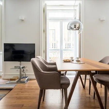 Apartment Plum Guide - Navy Wheel