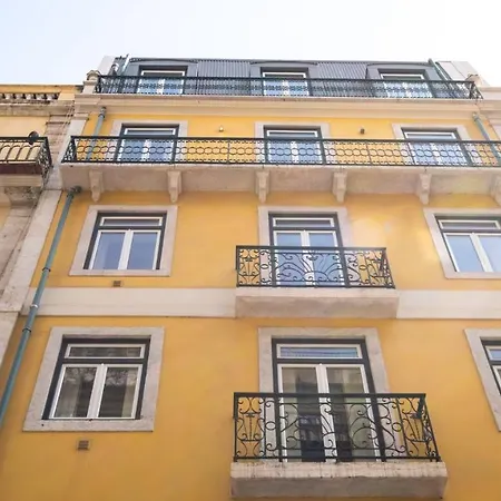 Plum Guide - Navy Wheel Lisbon